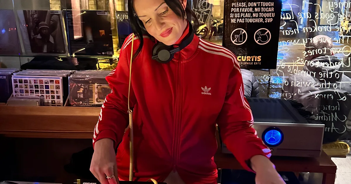Tia Turn Tables